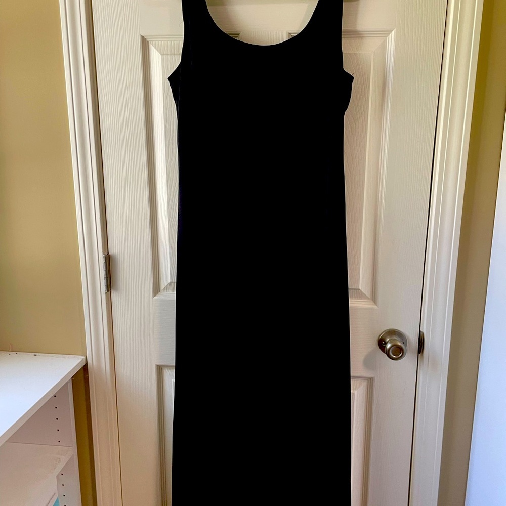 Black sleeveless sheath